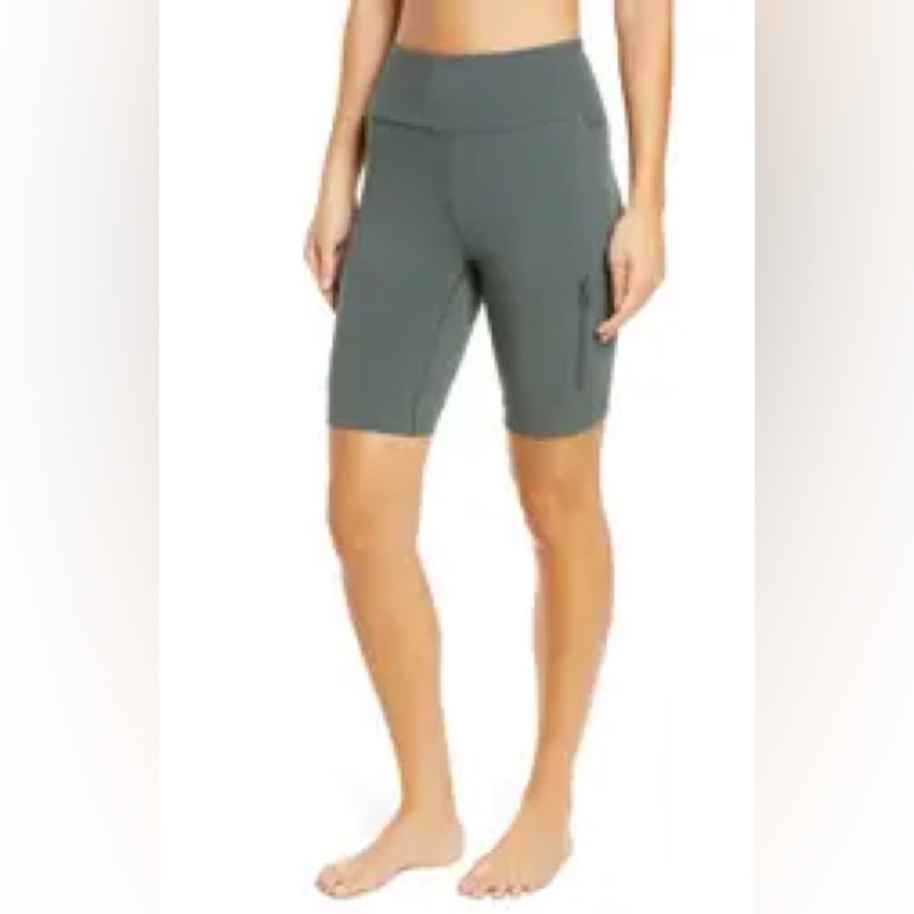 Zella High Waist Hybrid Bike Shorts in Urban Green - Size XS